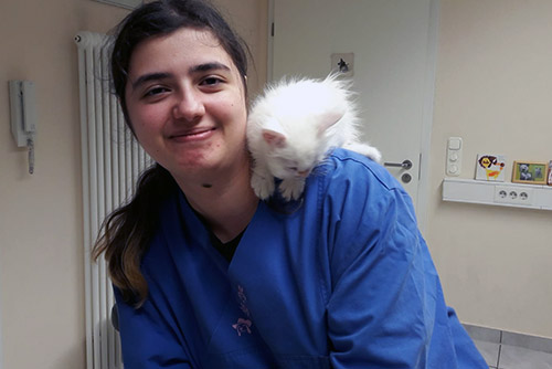 Susanna Varano mit einer Katze in der Praxis